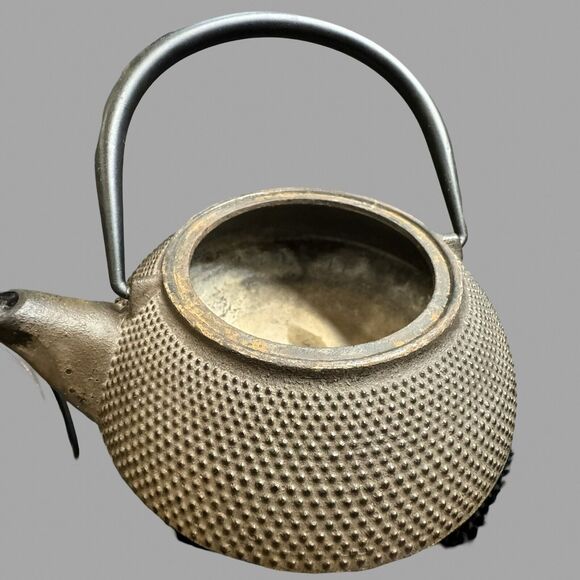 Japanese Tetsubin Cast Iron Hobnail Teapot with Strainer & 2 Tea Cups Set - Picture 7 of 8